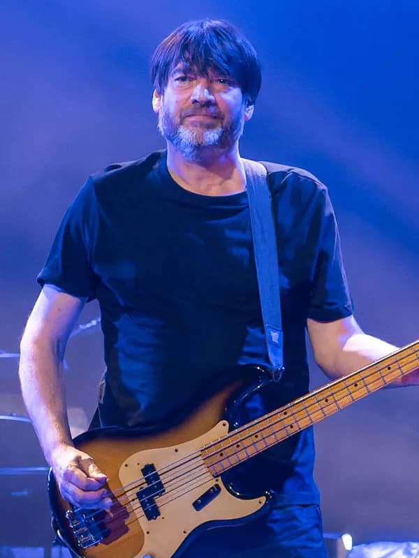 Alex James (bassist)