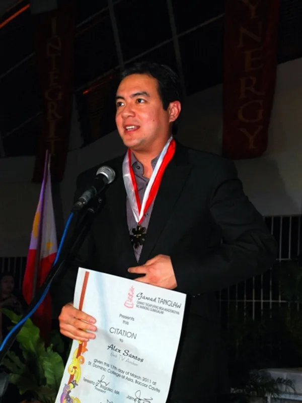 Alex Santos (newscaster)