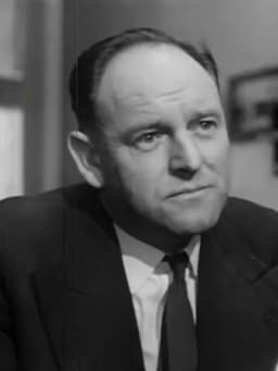Bernard Lee