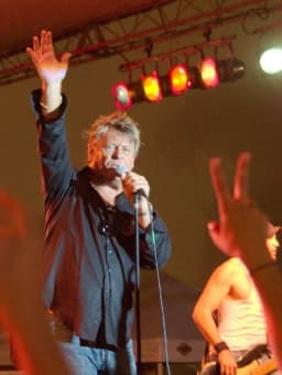 Brian Howe (singer)