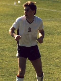 Gary Barnett (footballer)