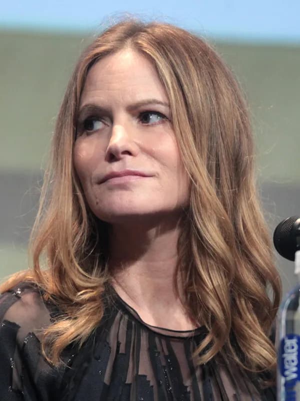 Jennifer Jason Leigh