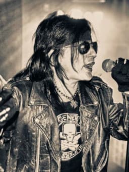 Phil Lewis (musician)