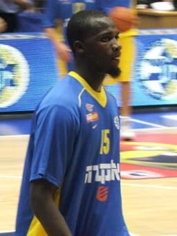 Shawn James (basketball)