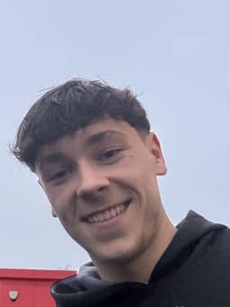 Luke Chambers (footballer, born 2004)